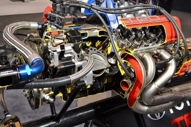 Motor preparado com turbocompressor e coletor de admissão à mostra